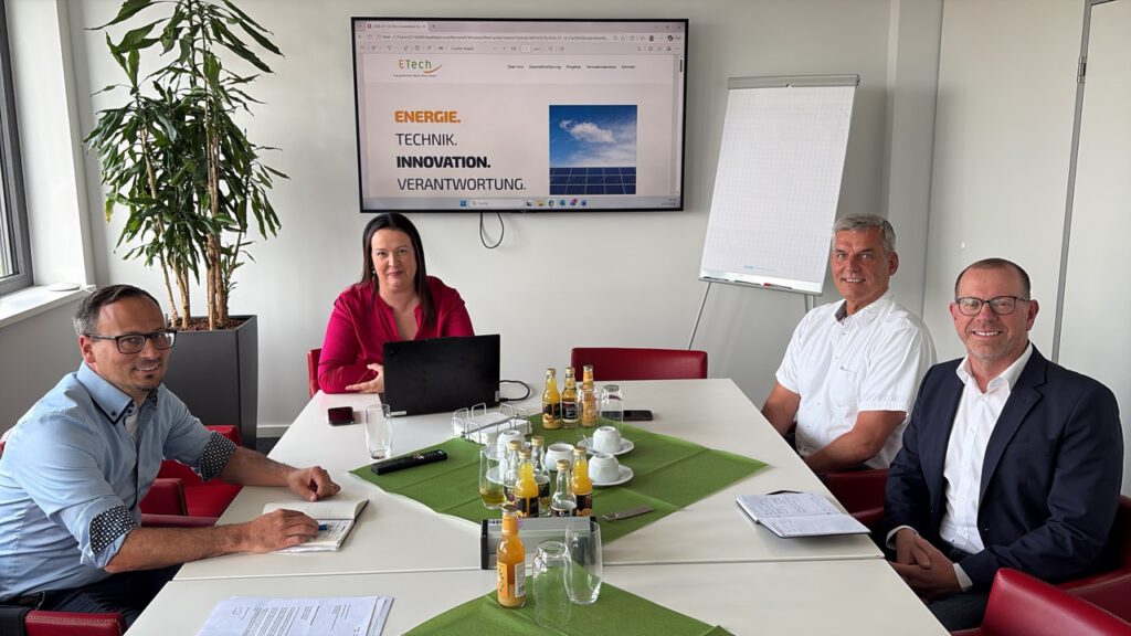Geschäftsführung sitzt am Tisch:
v. l. n. r. Florian Spath, Dr. Marta Wachowiak, Jürgen Schmid, Stefan Metzger